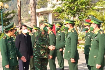 Phó Chủ tịch Quốc hội Trần Quang Phương thăm cán bộ, chiến sĩ Đồn Biên phòng Pha Long, tỉnh Lào Cai.