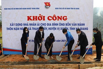 Khởi công xây dựng Nhà nhân ái tặng người dân có hoàn cảnh khó khăn tại huyện Vị Xuyên (tỉnh Hà Giang).