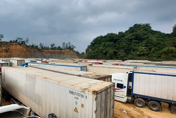 Hàng trăm xe container nằm chờ tại bãi xe Bảo Nguyên, cửa khẩu Tân Thanh, tỉnh Lạng Sơn (chụp sáng ngày 17/12).