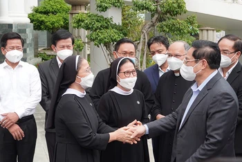Thủ tướng Phạm Minh Chính thăm các chức sắc, tu sĩ Giáo xứ Long Hương, TP Bà Rịa (Bà Rịa-Vũng Tàu).