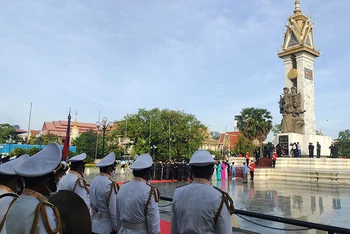 Tưởng nhớ các anh hùng, liệt sĩ tại Tượng đài Hữu nghị Việt Nam-Campuchia, Phnom Penh.