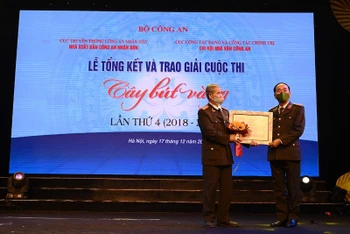 Trung tướng Trần Quốc Tỏ, Thứ trưởng Công an trao giải A -  tác phẩm ký “Hồi ức mười năm” cho đại diện gia đình cố Thứ trưởng Công an Viễn Chi.