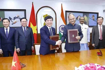 Chủ tịch Quốc hội Vương Đình Huệ và Chủ tịch Hạ viện Ấn Độ Om Birla chứng kiến lễ ký. (Ảnh: TTXVN)