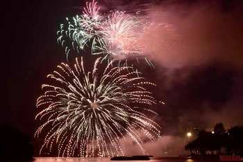 Bắn pháo hoa tại đảo Dừa trong Công viên Thống Nhất đêm giao thừa Tết Tân Sửu 2021.
