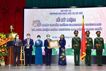 Phó Chủ tịch nước Võ Thị Ánh Xuân trao Huân chương Lao động hạng Nhất tặng Trường Đại học Nội vụ Hà Nội. (Ảnh: Thành Đạt)