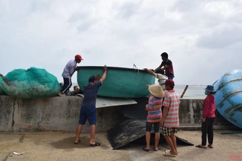 Ngư dân thôn 2, xã Xuân Hải, thị xã Sông Cầu, Phú Yên hỗ trợ nhau đưa 300 thuyền thúng lên bờ tránh bão số 9.