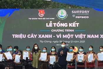 Ban Tổ chức trao quà tặng người dân xã A Xan, huyện Tây Giang, Quảng Nam.