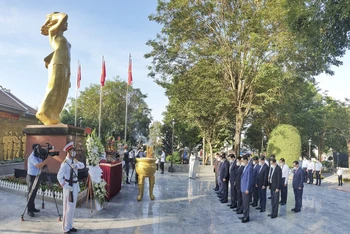 Thủ tướng Chính phủ Phạm Minh Chính dâng hương tại Tượng đài Nữ Anh hùng Liệt sĩ Võ Thị Sáu.