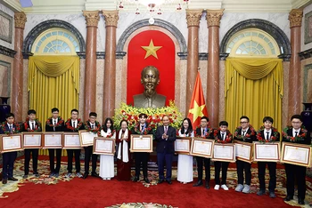 6 học sinh đoạt giải vinh dự được nhận Huân chương Lao động hạng Nhì, 11 học sinh vinh dự nhận Huân chương Lao động hạng Ba.