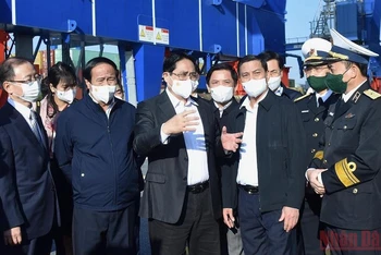 Thủ tướng thăm làm việc tại Cảng Container Quốc tế Lạch Huyện. (Ảnh: TRẦN HẢI)