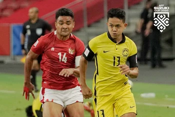 Đội tuyển Malaysia (áo vàng) dù dẫn trước nhưng nhanh chóng bị Indonesia áp đảo hoàn toàn. (Ảnh: AFF)