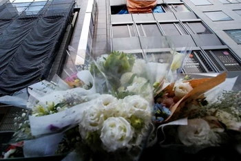Hoa tưởng niệm đặt trước tòa nhà nơi xảy ra vụ hỏa hoạn, ở Osaka, Nhật Bản, ngày 18/12/2021. (Ảnh: Reuters)