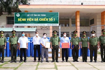 Công an tỉnh Sóc Trăng trao tặng trang thiết bị y tế cho Bệnh viện dã chiến số 1 và Bệnh viện 30/4.