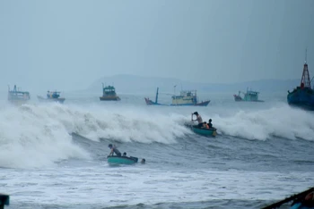 Sóng lớn đánh phủ lên các tàu thuyền neo đậu tại bãi ngang xã Chí Công, huyện Tuy Phong (Bình Thuận).