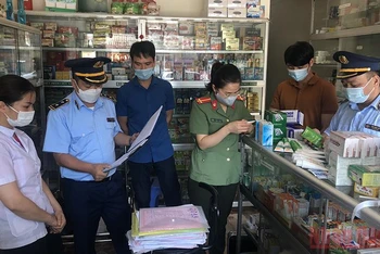 Đội quản lý thị trường số 2 (Cục Quản lý thị trường Lạng Sơn) phối hợp các lực lượng chức năng kiểm tra vật tư y tế, tại các cơ sở kinh doanh.