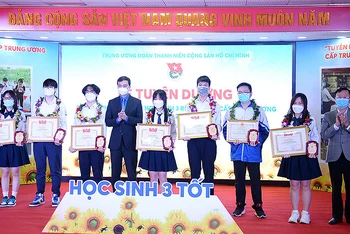 Đồng chí Bùi Quang Huy (áo xanh) trao danh hiệu “Học sinh 3 tốt” tặng các cá nhân tiêu biểu.