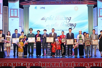 Đồng chí Nguyễn Ngọc Lương, Bí thư Trung ương Đoàn Thanh niên Cộng sản Hồ Chí Minh, Chủ tịch Hội Liên hiệp Thanh niên Việt Nam (thứ 7 từ trái sang, hàng sau trong ảnh) trao phần thưởng tặng các “Gia đình trẻ Việt Nam tiêu biểu” năm 2021.