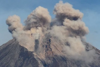 Tro bụi từ đợt phun trào của núi lửa Semeru, Java, Indonesia, ngày 10/12/2021. (Ảnh: Antara)
