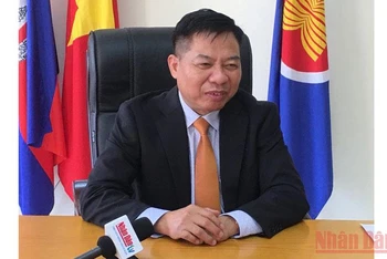 Đại sứ Việt Nam tại Campuchia Nguyễn Huy Tăng trả lời phỏng vấn. (Ảnh: Sơn Xinh)