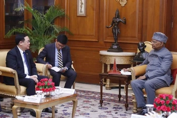Chủ tịch Quốc hội Vương Đình Huệ hội kiến Tổng thống Ấn Độ. (Ảnh: TTXVN)