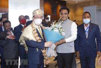 Lãnh đạo chính quyền bang Karnataka (Ấn Độ) chào đón và tặng hoa Chủ tịch Quốc hội Vương Đình Huệ. Ảnh: Doãn Tấn/TTXVN