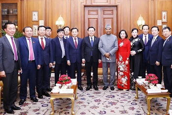 Chủ tịch Quốc hội Vương Đình Huệ và Tổng thống Ấn Độ Ram Nath Kovind với các đại biểu. Ảnh: TTXVN