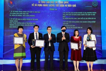 Báo Nhân Dân điện tử vinh dự dành giải A loại hình Báo điện tử. (Ảnh: Thành Đạt)