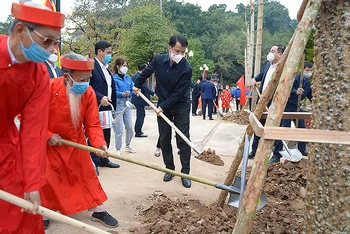 Đồng chí Ngô Văn Cương và đại diện lãnh đạo huyện Mỹ Đức cùng trồng những cây hoa gạo đầu tiên của dự án.