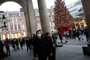 Các nước châu Âu đang tăng cường các biện pháp phòng ngừa trước lo ngại số ca nhiễm do biến thể Omicron sẽ tiếp tục tăng cao trong kỳ nghỉ Giáng sinh và năm mới. (Ảnh: Reuters)