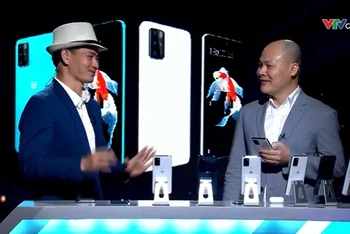 CEO Nguyễn Tử Quảng cùng diễn viên Xuân Bắc trực tiếp livestream ra mắt và mở bán dòng điện thoại Bphone A Series.