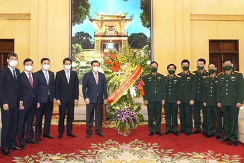 Bí thư Thành ủy Hà Nội Đinh Tiến Dũng chúc mừng cán bộ, chiến sĩ Bộ Tư lệnh Thủ đô Hà Nội.