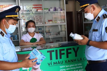 Đội Quản lý thị trường số 1 kiểm tra, khảo sát giá hàng hóa tại hiệu thuốc đường Bà Triệu, thành phố Lạng Sơn (Lạng Sơn).