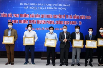 Các tập thể xuất sắc nhận bằng khen của UBND thành phố Đà Nẵng vì đã có thành tích xuất sắc trong công tác tuyên truyền phòng, chống dịch Covid-19 đợt 4, đặc biệt là từ ngày 27/4/2021 đến ngày 15/5/2021.