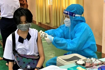 Ngành y tế tỉnh Đắk Lắk tiêm vaccine phòng Covid-19 cho các em học sinh từ 15 đến 17 tuổi.
