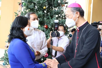 Đồng chí Bùi Thị Minh Hoài thăm hỏi Giám mục Chính tòa Giáo phận Xuân Lộc Đỗ Văn Ngân.