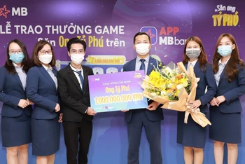 Khách hàng may mắn trúng 1 tỷ đồng khi tham gia game “Săn ong tỷ phú” trên ứng dụng MBBank.