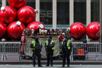 Cảnh sát New York gác trên Đại lộ số 6, ngày 19/12. (Ảnh: Reuters)