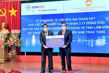 Đại diện Tổng Công ty Điện lực miền nam trao biểu trưng hỗ trợ kinh phí xây dựng 15 căn nhà đại đoàn kết tặng hộ nghèo tại Lâm Đồng.