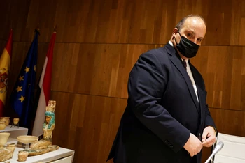 Đại sứ Ai Cập tại Tây Ban Nha Youssef Diaeldin Mekkawy tại buổi hoàn trả cổ vật ngày 20/12. (Ảnh: Reuters)