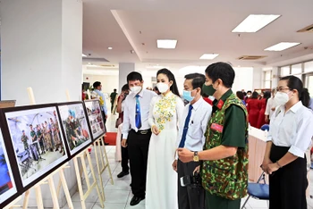 Các đại biểu tham quan triển lãm.