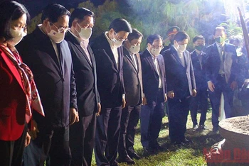 Thủ tướng Phạm Minh Chính và các đồng chí lãnh đạo Đảng, Nhà nước dâng hoa, nghiêng mình tưởng nhớ Đại tướng Võ Nguyên Giáp.