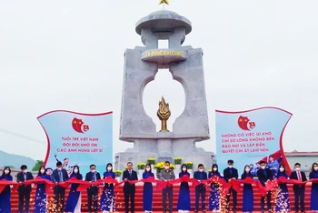 Các đại biểu cắt băng khánh thành khu tưởng niệm TNXP C 283 tại Quảng Bình.