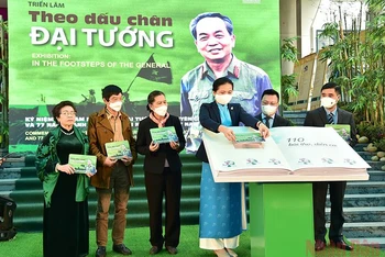 Các đại biểu cùng tác giả Nguyễn Thị Mỹ Dung thực hiện nghi lễ khai mạc triển lãm. Ảnh: Thành Đạt