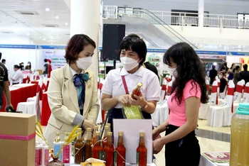 Các đại biểu tìm hiểu về sản phẩm sử dụng nguyên liệu sạch.