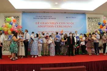 Bộ Tư pháp phối hợp Ủy ban nhân dân Thành phố Hồ Chí Minh và nhiều Ủy ban nhân dân các tỉnh tổ chức lễ giao nhận trẻ em Việt Nam làm con nuôi nước ngoài.