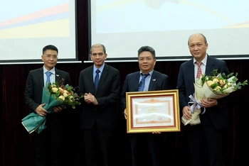 Trung tâm Vũ trụ Việt Nam đón nhận Bằng khen của Thủ tướng Chính phủ nhân 10 năm thành lập.