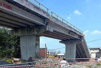 Hiện trường công trình cầu bắt ngang sông Cái Đôi Vàm bị sụp lún vào trưa 21/12. 