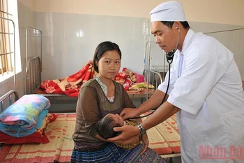 Khám, chữa bệnh cho trẻ em vùng khó khăn tại bệnh viện đa khoa huyện Đắk G’long, Đắk Nông. (Ảnh: NGUYỄN ĐĂNG)