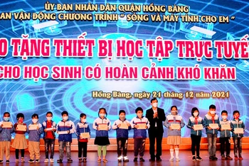 Lãnh đạo quận Hồng Bàng (Hải Phòng) trao máy tính tặng học sinh có hoàn cảnh khó khăn.
