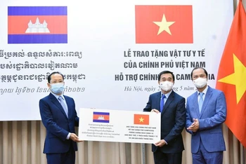 Việt Nam hỗ trợ Campuchia vật tư y tế ứng phó dịch Covid-19. Ảnh BỘ NGOẠI GIAO